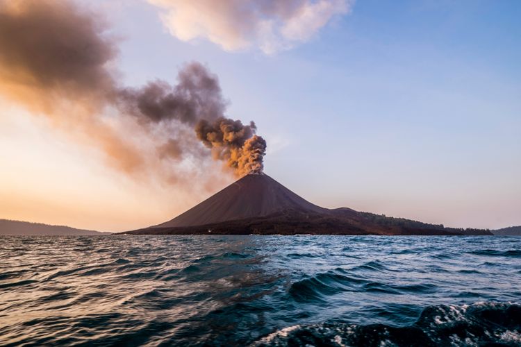 Erupsi Anak Krakatau tidak Pengaruhi Penerbangan