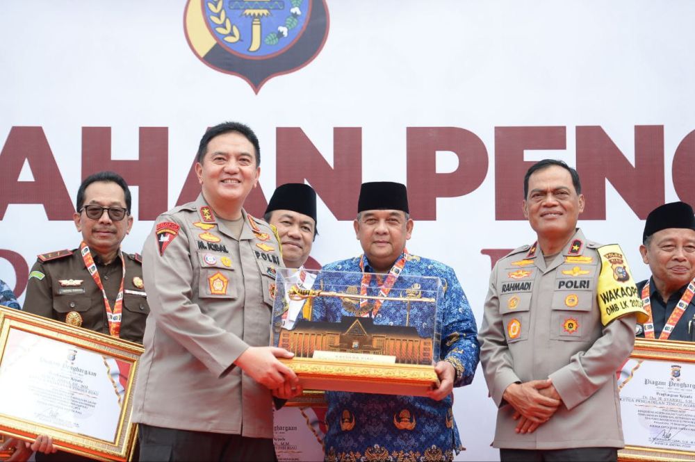 Forkopimda Riau Terima Penghargaan dari Polda Riau