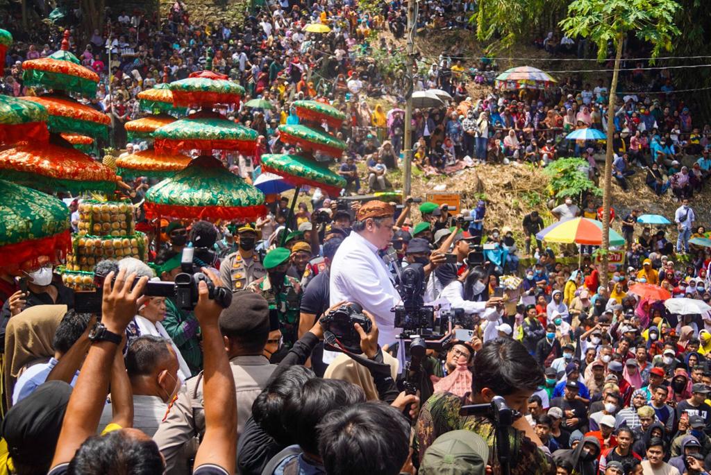 Airlangga Hadiri Acara Puncak Saparan Apem Yaa Qowiyyu