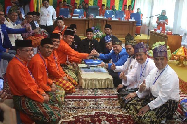 Diantar Ratusan Pendukung, Syamsuar-Edy Nasution Paslon Pertama Daftar ke KPU Riau