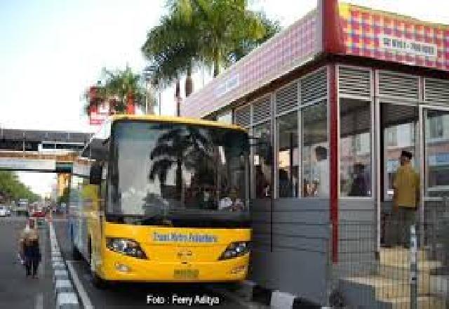 Penerangan di Halte Bus TMP Dikeluhkan