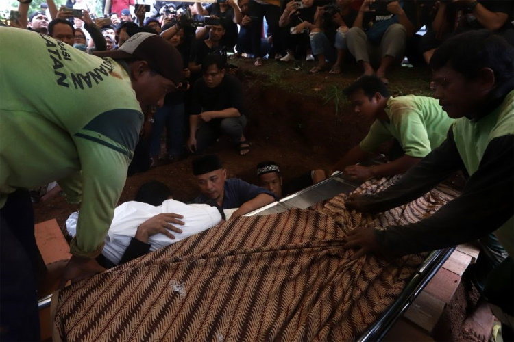 Tangis Keluarga dan Rekan Artis Lepas Kepergian Ria Irawan ke Peristirahatan Terakhir
