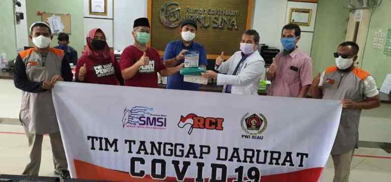 RCI, PWI Peduli dan SMSI Riau Serahkan APD Covid-19 ke RS Ibnu Sina