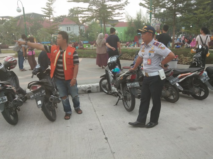 Pungut Uang Parkir Lebihi Perda, Empat Juru Parkir RTH Kaca Mayang Terancam Dipecat