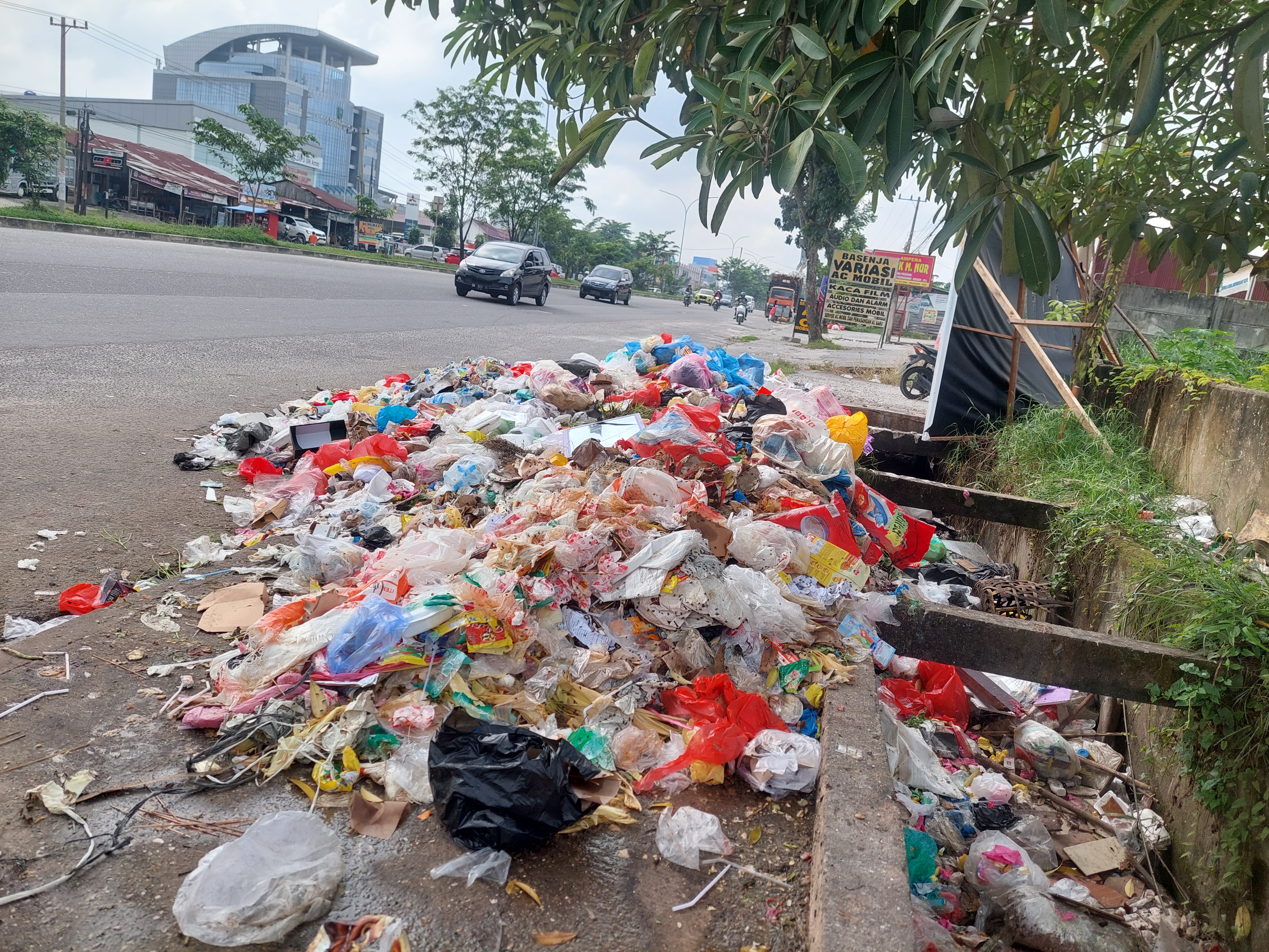 Sampah Menumpuk di Kota Pekanbaru