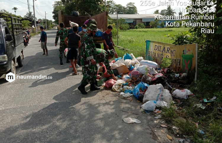 Koramil Turun Tangan Bersihkan Tumpukan Sampah di Pekanbaru