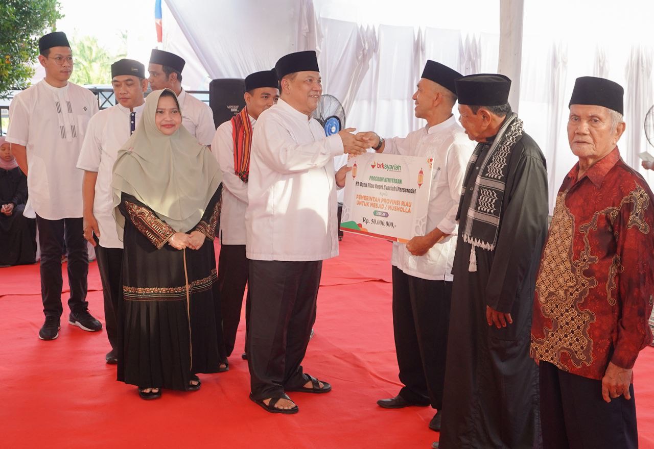 BRK Syariah dan Pemprov Riau Serahkan Bantuan CSR Pembangunan Masjid di Desa Semunai