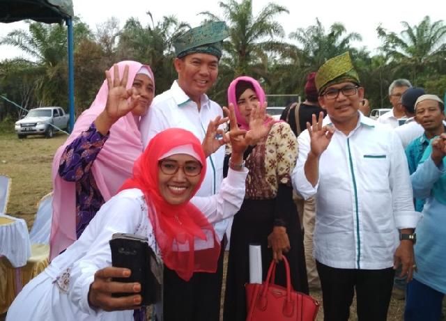 Kepincut Firdaus-Rusli, Ibu-ibu Berebut Selfie