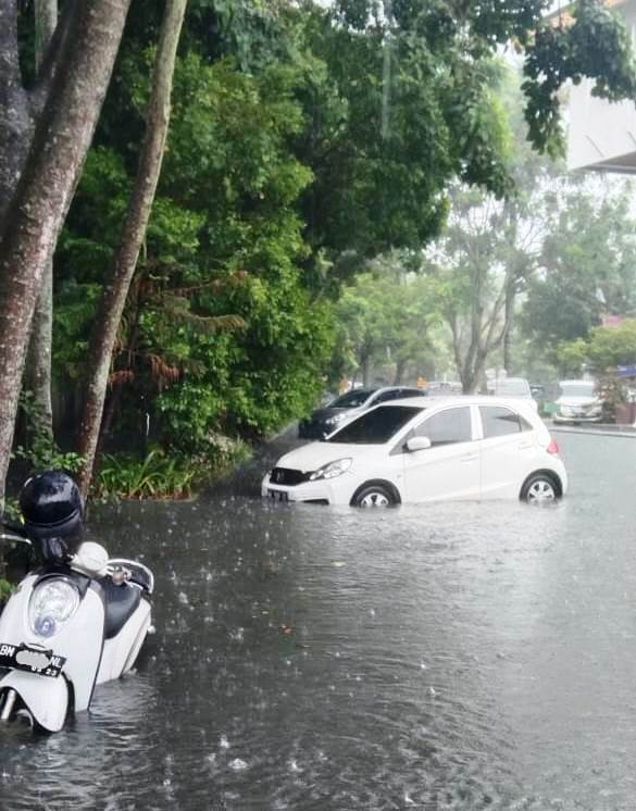Sejumlah Wilayah di Pekanbaru Tergenang Akibat Diguyur Hujan