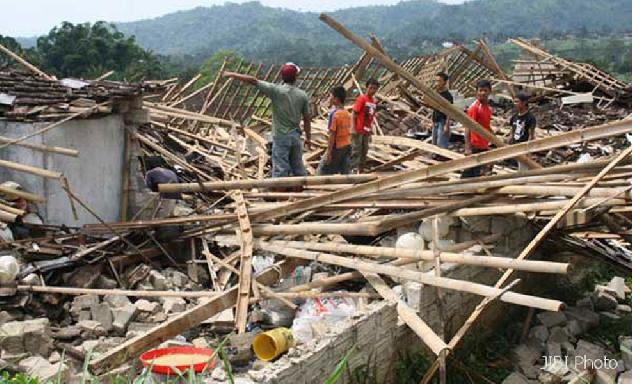 Puting Beliung Rusak Rumah Warga