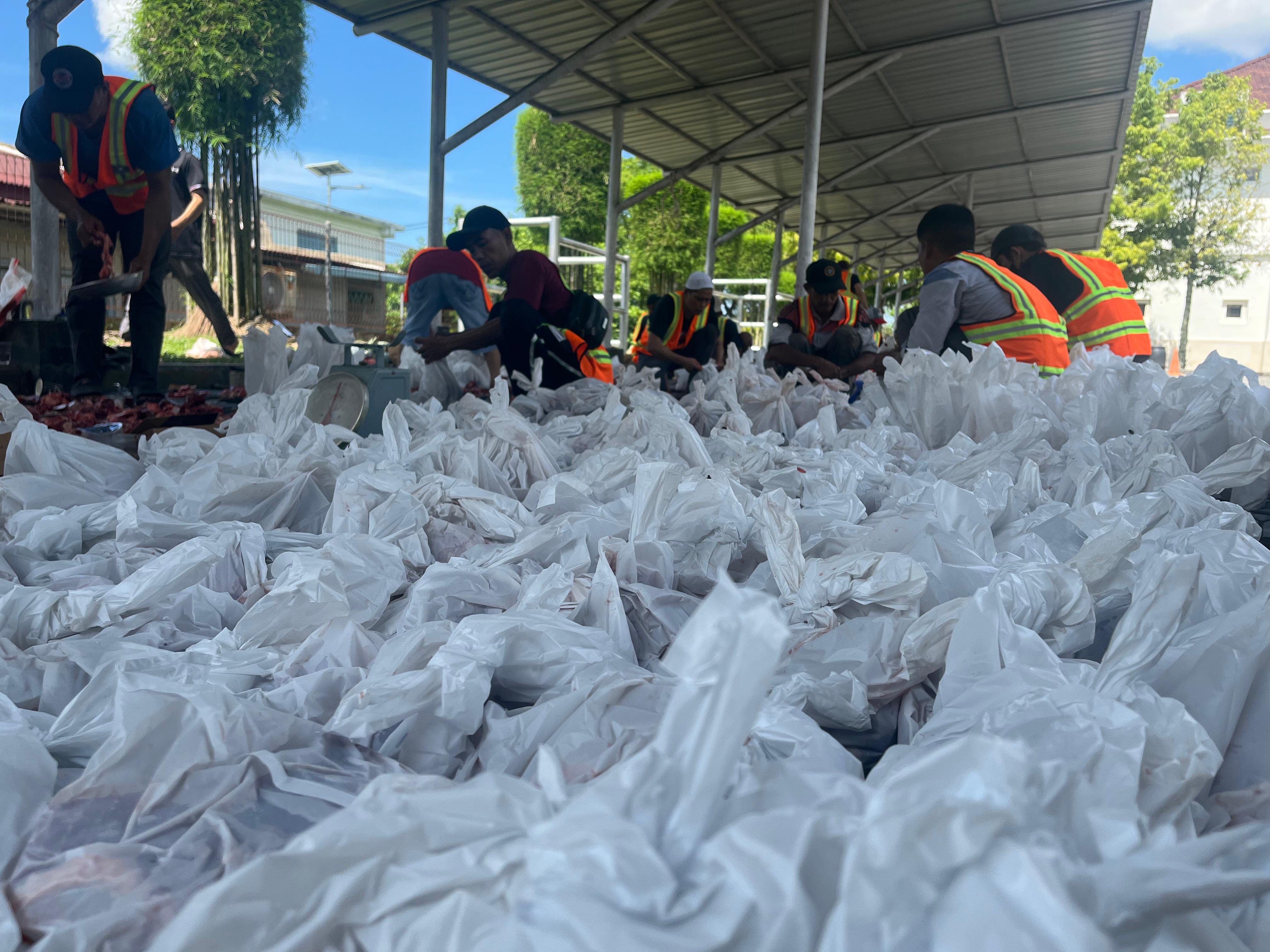 PTPN IV Regional III Berbagi 38.000 Paket Daging Kurban di Iduladha 1446 H