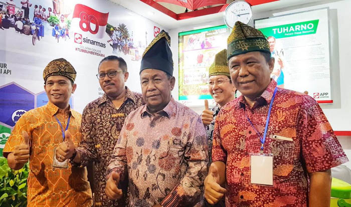 Dikunjungi Plt Gubri, Pengrajin Limbah Plastik Binaan IKPP dan Arara Abadi Tampil di Riau Expo 2018