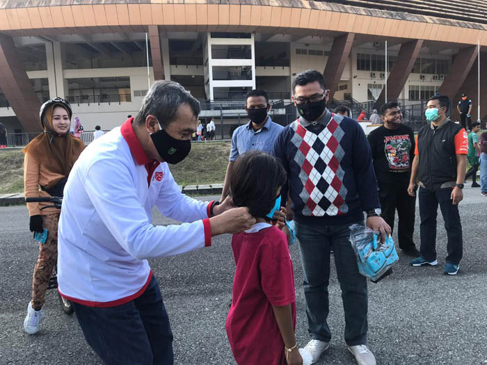 Turun ke Stadion Utama Riau, Gubri: Ayo Sayang... Pakai Maskernya