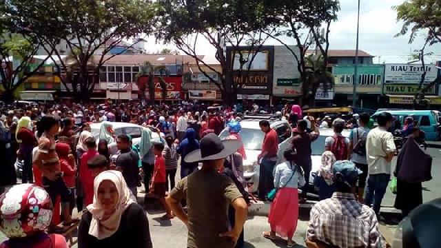 Unjuk Rasa, Pedagang Plaza Sukaramai Blokir Jalan Sudirman