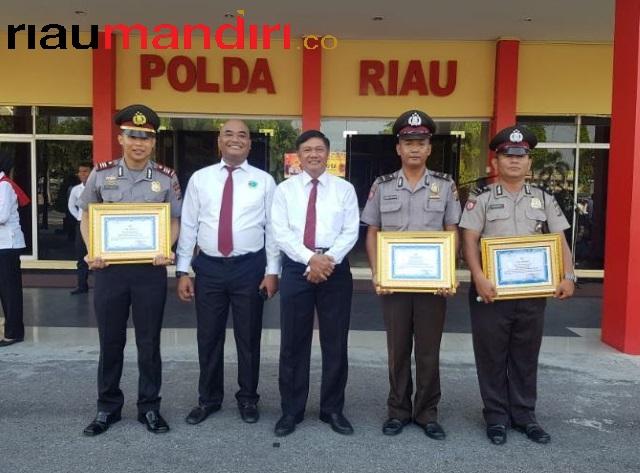 Kapolda Riau Beri Penghargaan Pada Tiga Personel Polsek Lubuk Dalam