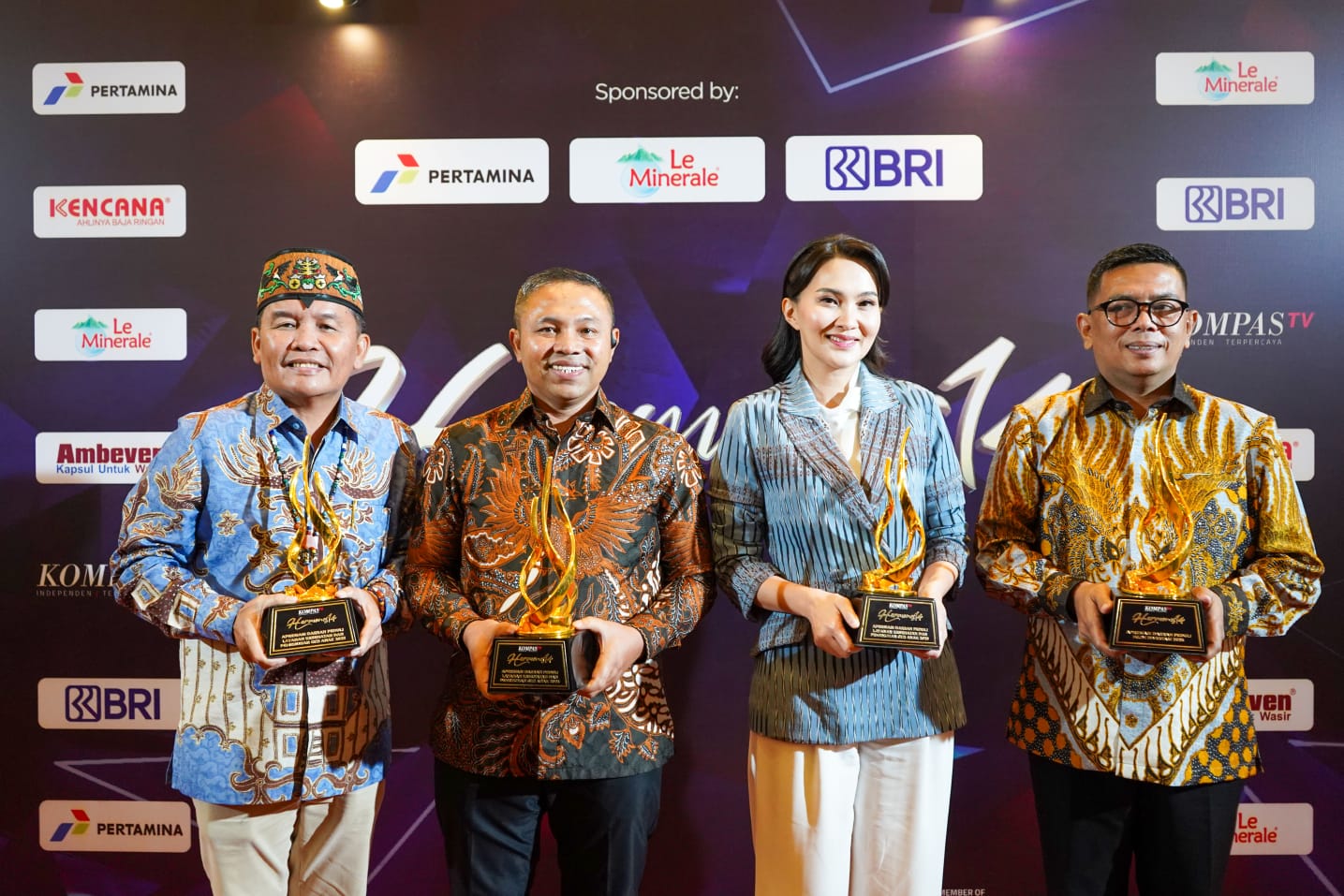 Gubri Wahid Terima Penghargaan atas Layanan Kesehatan dan Pemenuhan Gizi Anak