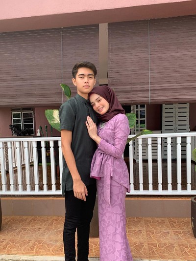 Viral Wanita Berhijab Berpose Mesra dengan Lelaki, Ternyata Anaknya