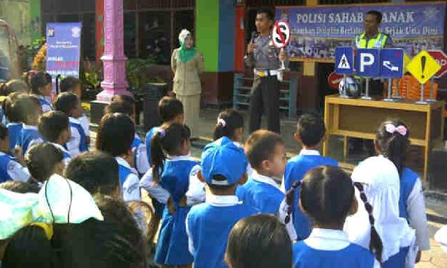 Siswa SDN 014 Tasik Indah Belajar di Aula Desa