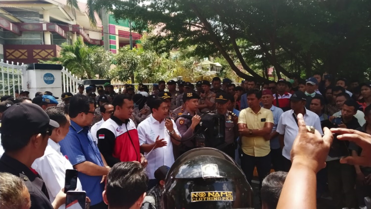 Tolak RUU CLK, Buruh Demo di DPRD Riau