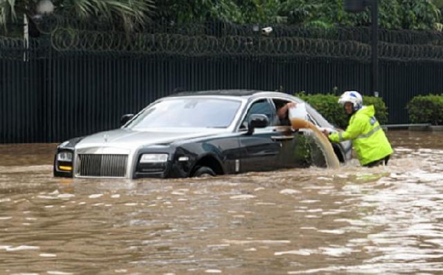 Lakukan Langkah Berikut Jika Mobil Terendam Banjir