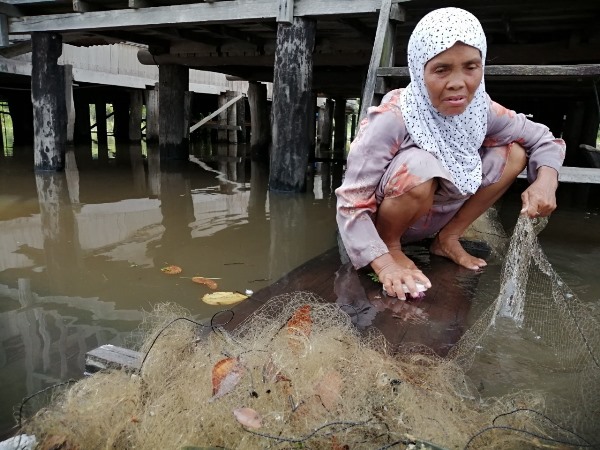 Tetap Turun Menangkap Ikan di Usia Senja