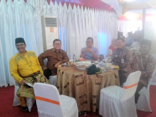 Dua Tokoh Duduk Bersama Tertawa Lepas