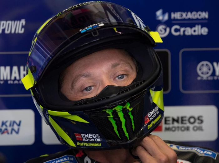 Valentino Rossi Selamat dari Maut dan Finis Kelima, Netizen: Beruntung Banget!