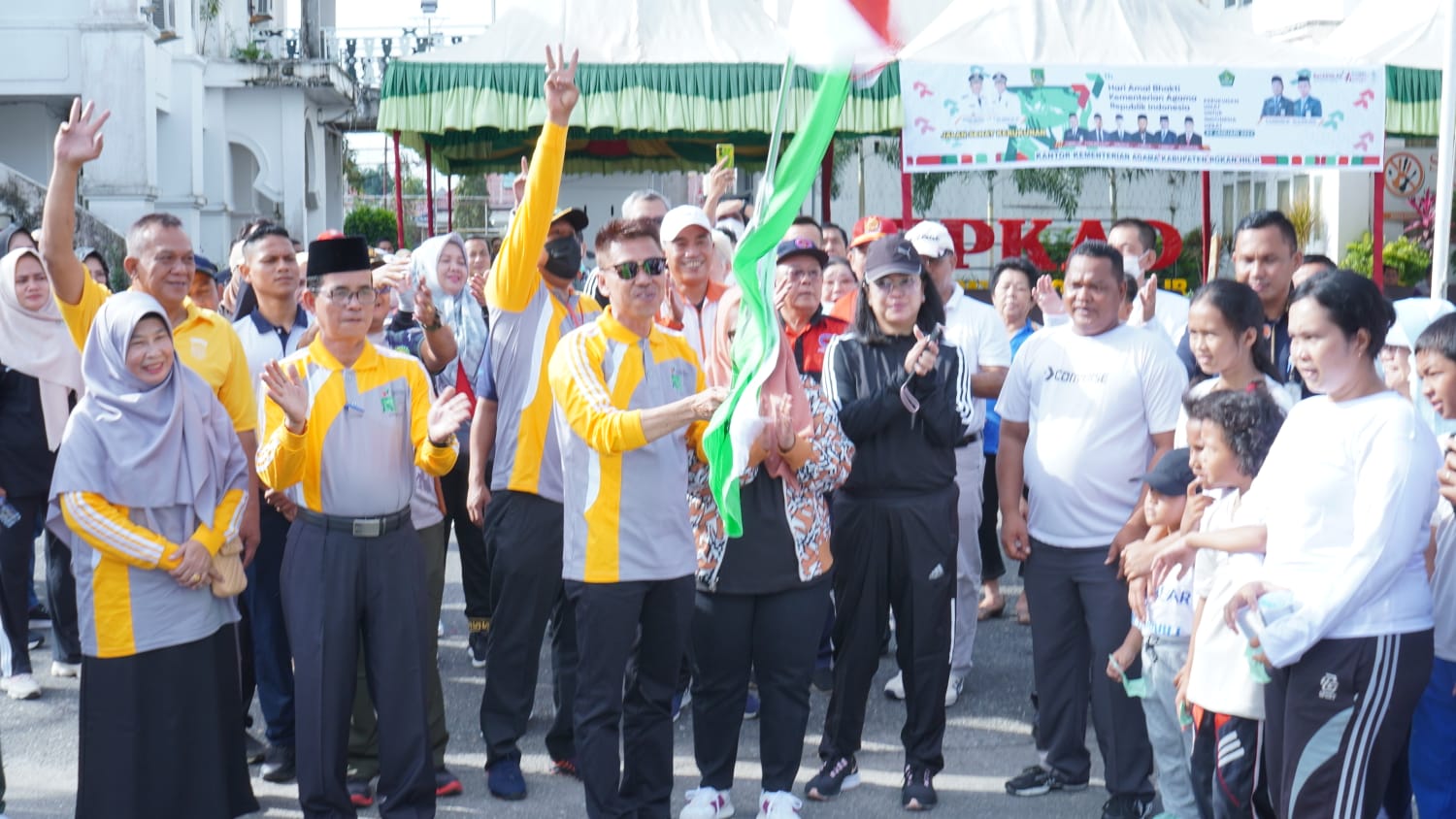 Bupati Afrizal Sintong Lepas Ratusan Peserta Jalan Santai Kerukunan Kementerian Agama