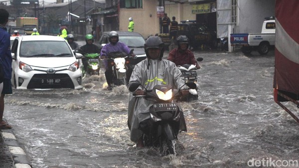Sering Kena Banjir, Jangan Langsung Nyalakan Mesin Motor