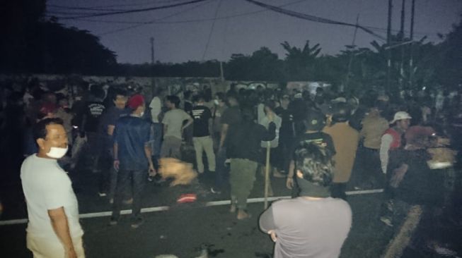 Sedang Mencekam! Ratusan Orang Bawa Senjata Siap-siap Bentrok di Ciledug