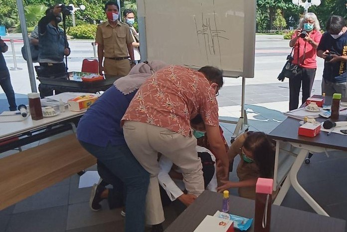 Sujud Sambil Terisak Tangis di Kaki Pengurus IDI, Wali Kota Risma: Saya Memang Goblok