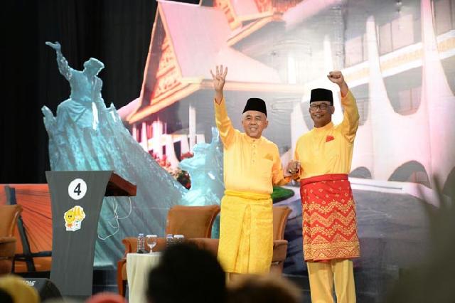 Debat Kandidat Gubri, Hanya Pasangan Nomor 4 Pakai Baju Melayu