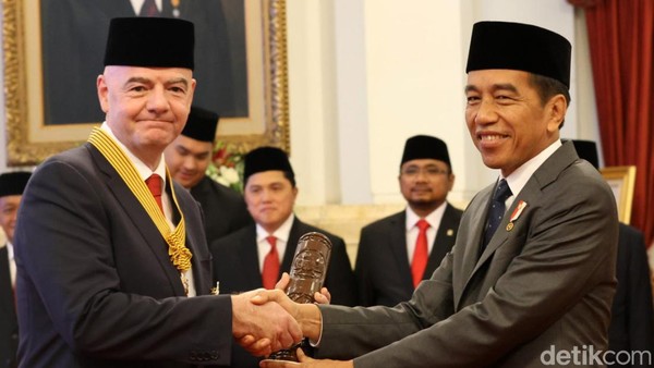 Jokowi Sematkan Tanda Kehormatan Bintang Jasa Pratama ke Presiden FIFA