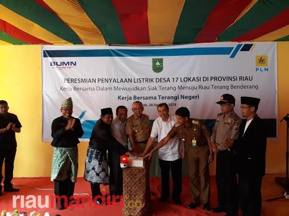 Gubri Resmikan Listrik di 17 Desa di Riau