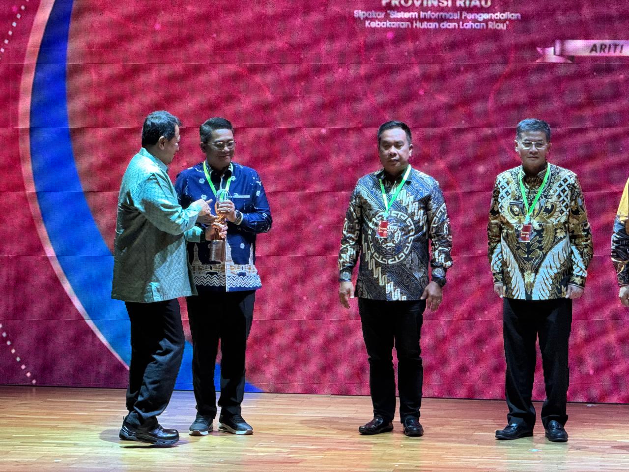 Buah dari Kaseriusan Penanganan Karhutla, Pemprov Riau Terima Penghargaan Bhumandala 2025