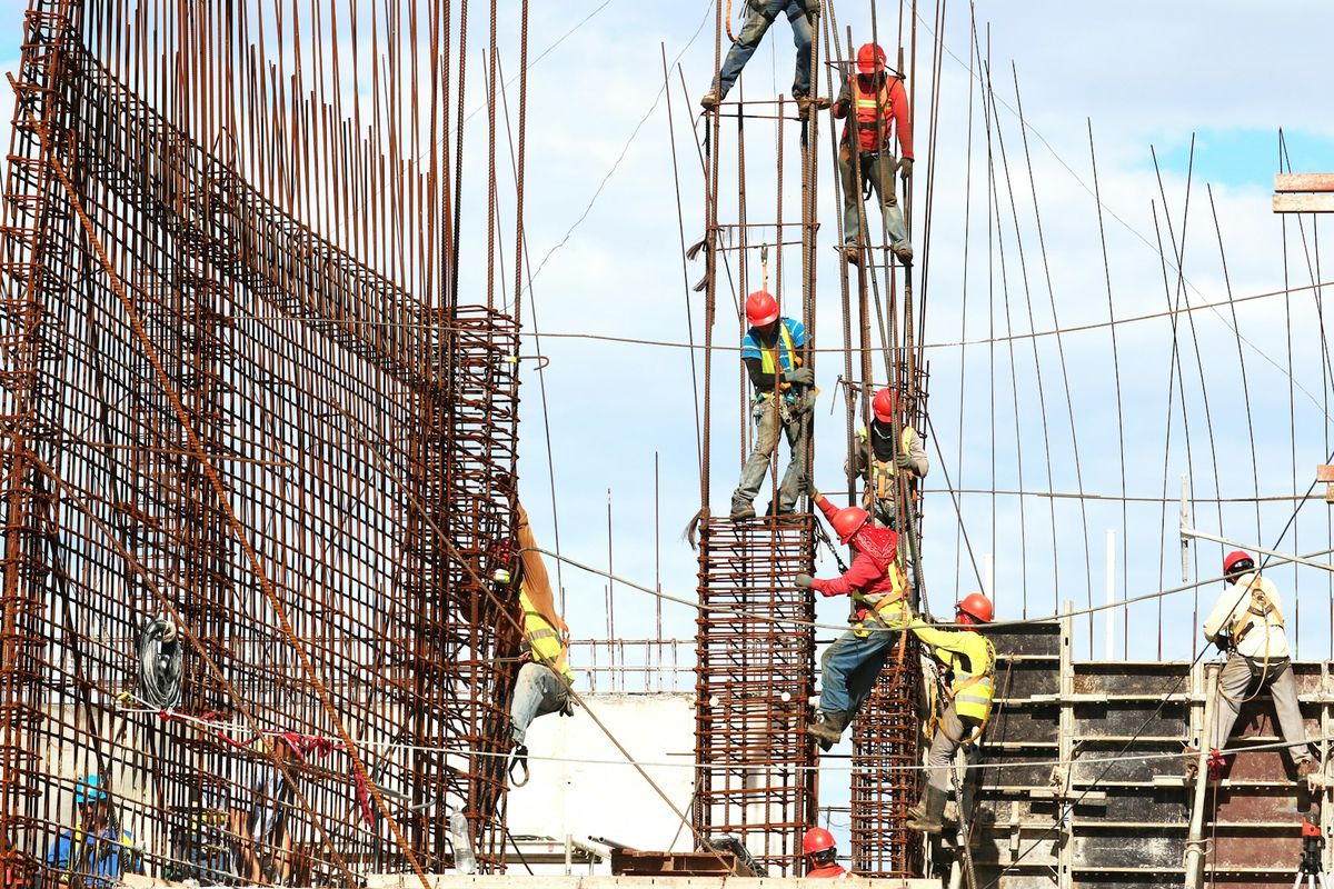 10 Tips Memilih Kontraktor agar Proyek Anda Tetap Sehat Finansial di Tengah Jalan