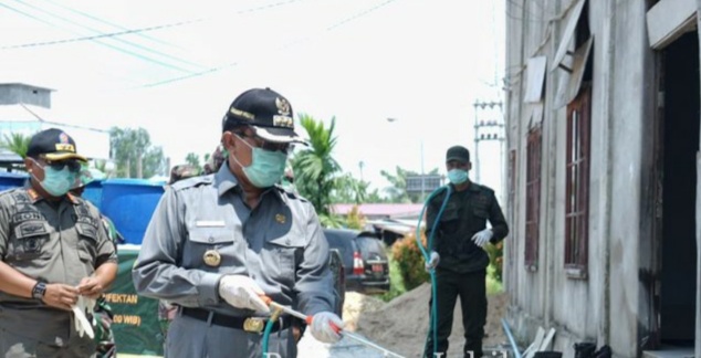 Bupati Inhil Lakukan Penyemprotan di Fasilitas Umum dan Bagi-bagi Disinfektan
