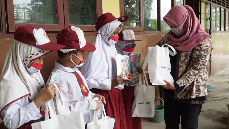 Cegah Siswa Jenuh Selama Pandemi, RAPP dan APR Salurkan 607 Paket Buku
