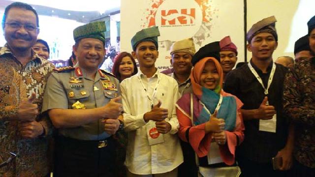 Ikuti KNH 2017 di Bogor, Perhumas Muda Riau Berikan Tanjak ke Kapolri