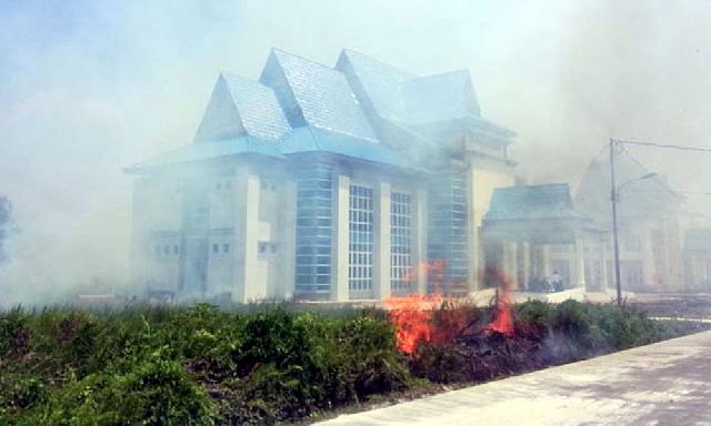 Kantor Bupati Meranti Dikepung Asap