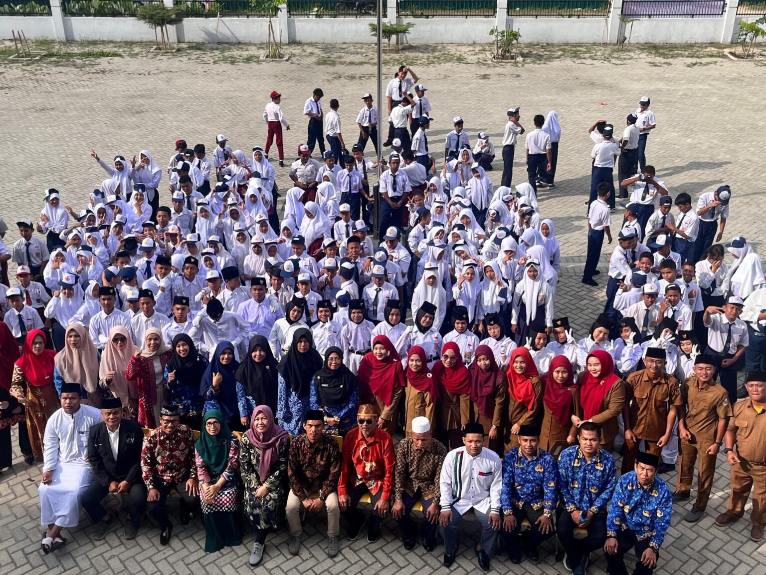 Upacara Kemerdekaan RI, Warga Damai Langgeng Berkolaborasi dengan SMPN 50 Pekanbaru