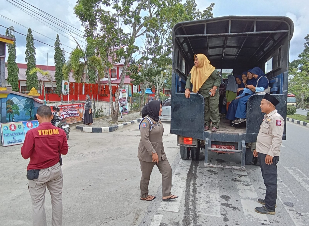 Satpol PP Pelalawan Sediakan Mobil Dalmas Angkut Anak Sekolah Lewati Banjir