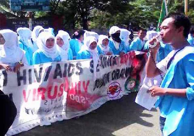 Aktivis Akbid Salma Bagi Pita dan Kalender