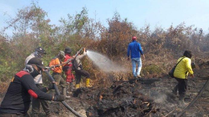 Begini Kisah Petugas Pemadam Kebakaran Hutan dan Lahan di Riau