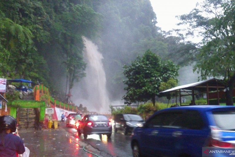 Air Terjun Lembah Anai Meluber ke Jalan, Kendaraan Takut Melintas