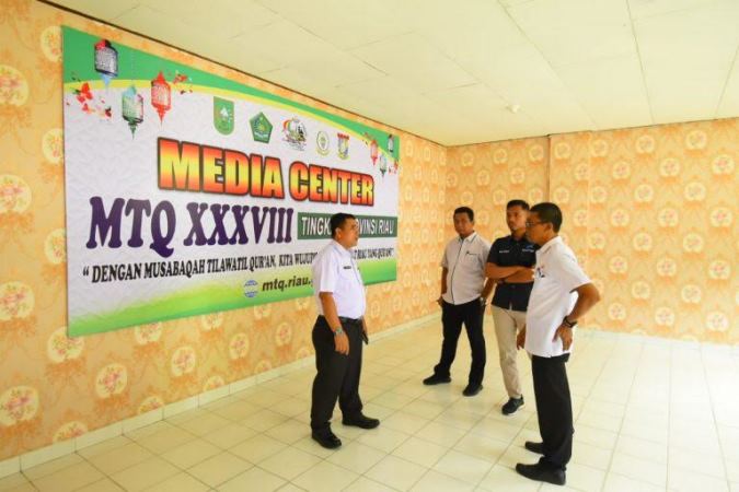 Panitia Pasang Jaringan Internet di Media Center MTQ Riau