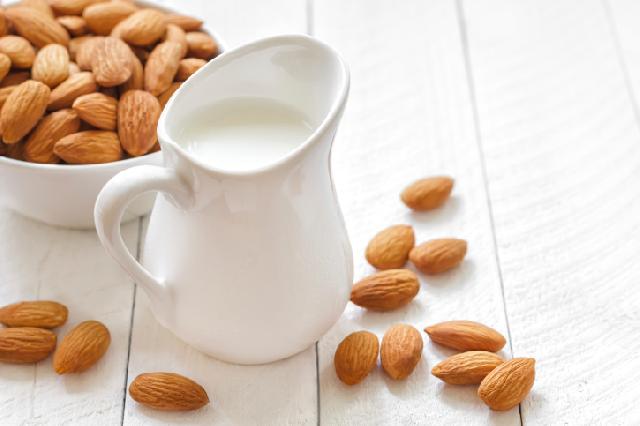 5 Manfaat Sehat Mengkonsumsi Susu Almond Secara Teratur