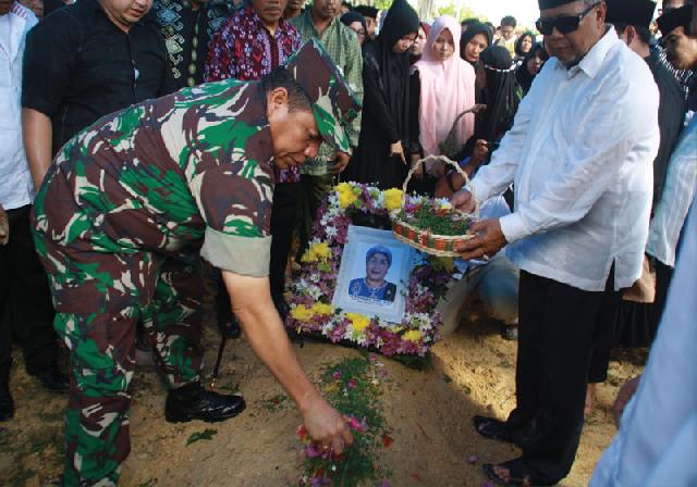 Ratusan Pelayat Ikuti Pemakaman Mukhniarti