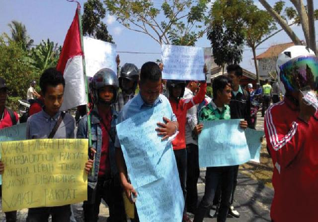 Mahasiswa Demo Pemkab Meranti