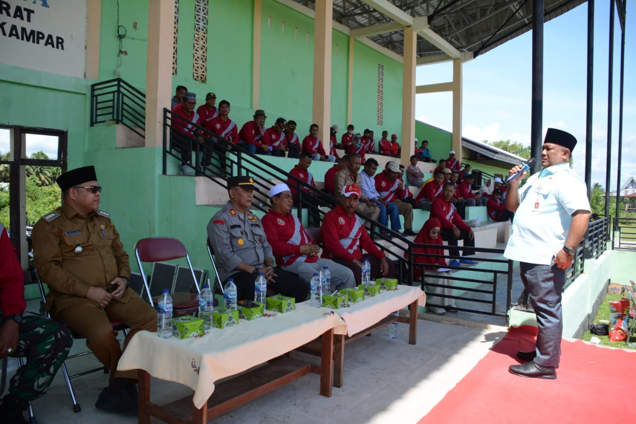 Sekda Yusri Tutup  Pertandingan Bola Kaki Sempena Hari Guru Nasional dan HUT PGRI ke-77